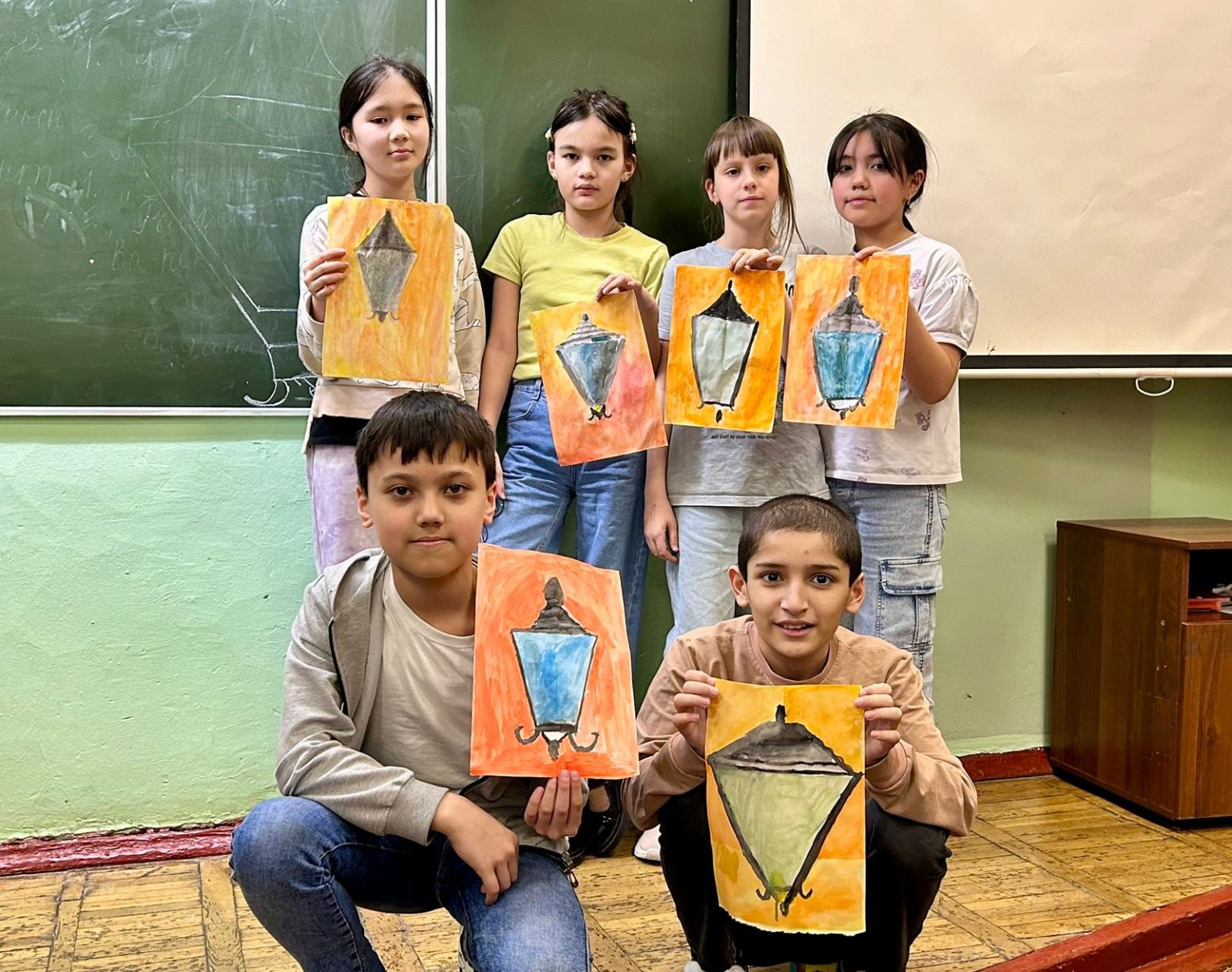 Сейчас с первого класса. Первоклашки в школе. Урок истории в школе. Первоклассник за партой. С 1 сентября первокласснику.